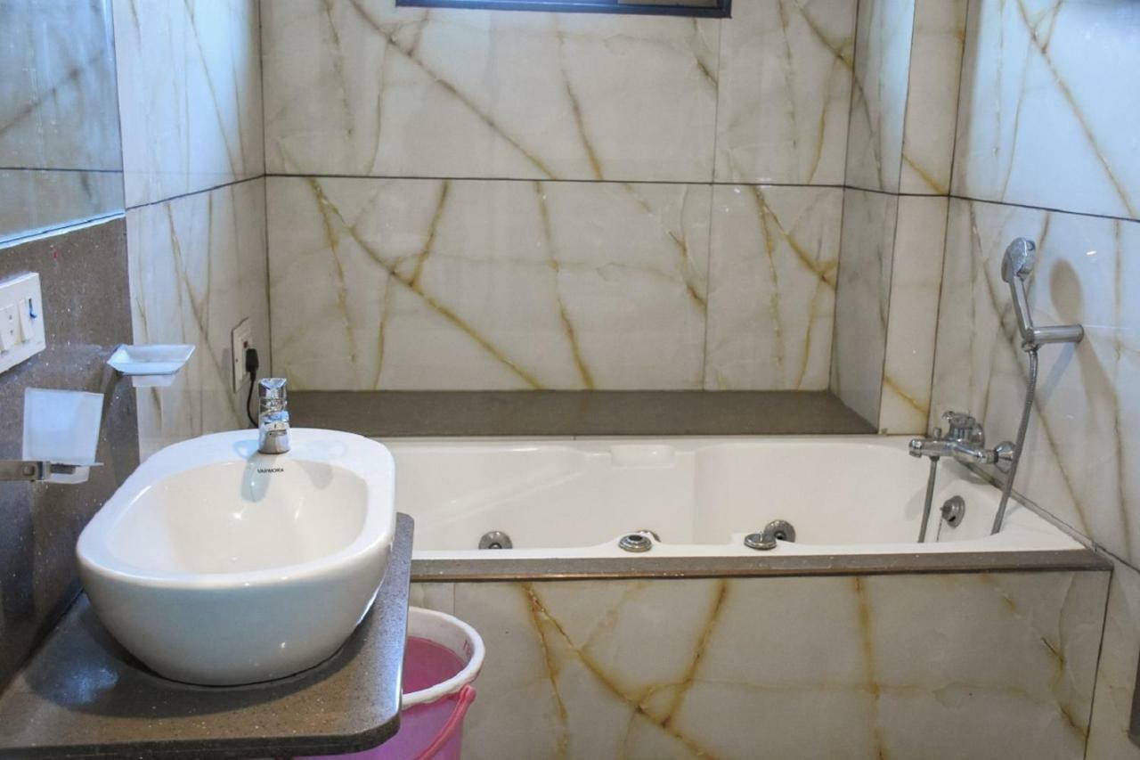 Hotel Dilip Indore Dış mekan fotoğraf